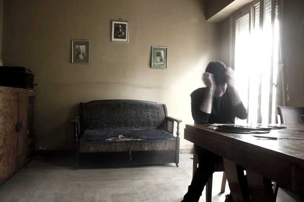 Verzweifelter Mann in einem Zimmer — Stockfoto