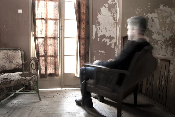 Uomo seduto sulla sedia a dondolo — Foto Stock