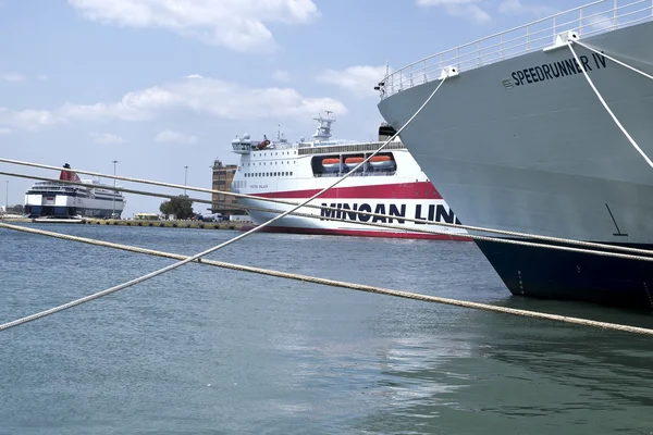 Ukotvený lodí v přístavu Piraeus, Řecko — Stock fotografie