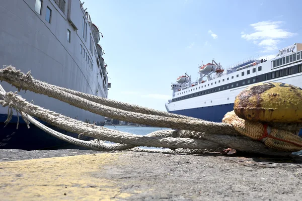 Bateaux-passeurs amarrés Images De Stock Libres De Droits