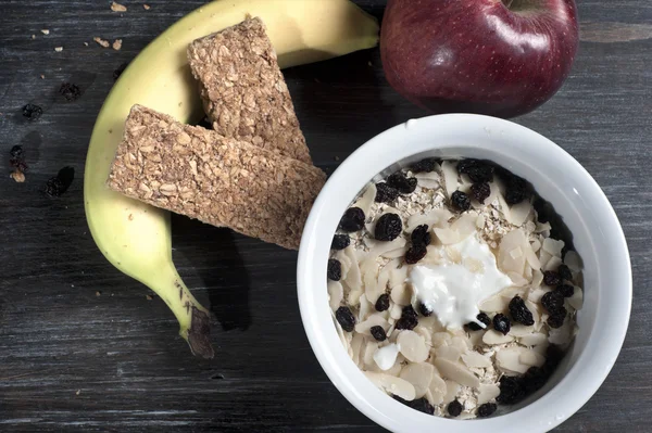 Bol avec yaourt et muesli sur le sol — Photo