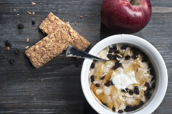 Schüssel mit Joghurt, Müsli und Honig auf dem Boden — Stockfoto