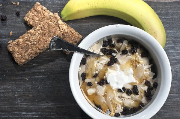 Schüssel mit Joghurt, Müsli und Honig — Stockfoto