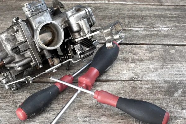 Carburetor and screwdrivers — ストック写真