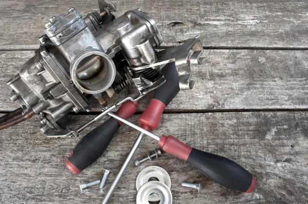 Carburetor and screwdrivers — 스톡 사진