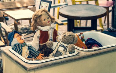 Bit pazarında eski oyuncak bebeklerle resim