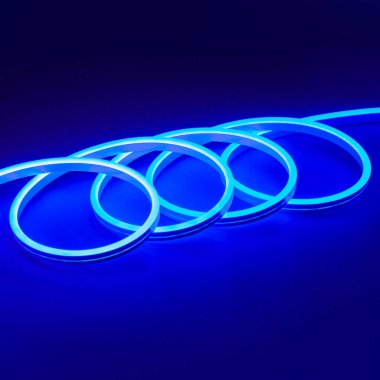 Esnek mavi öncü neon dekor siyah arka planda noel ışığı.