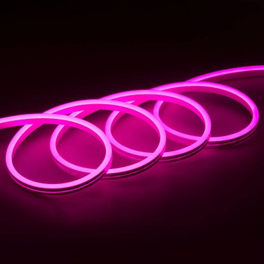 Esnek pembe öncü neon dekor siyah arka planda noel ışığı.