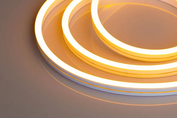 Esnek turuncu öncü neon dekor siyah arka planda noel ışığı.