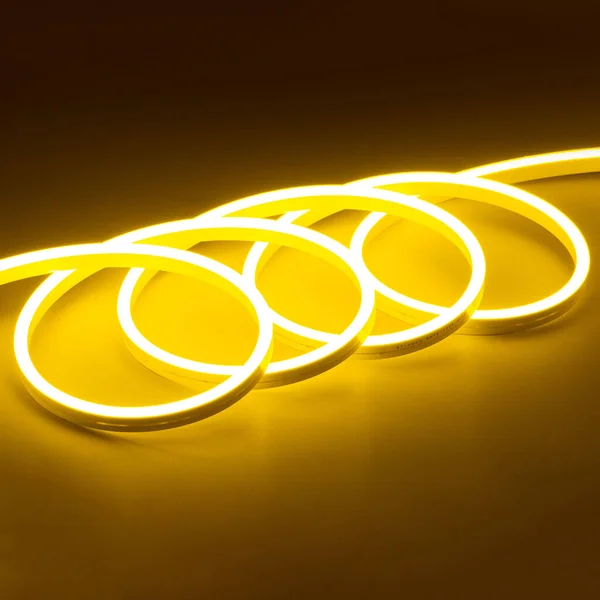 Esnek sarı öncü neon dekor siyah arka planda noel ışığı.