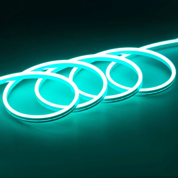 Esnek mavi öncü neon dekor siyah arka planda noel ışığı.