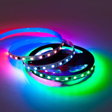 Renkli RGB parıldayan akıllı LED çelenk Noel ışıklarını makarada soyar.