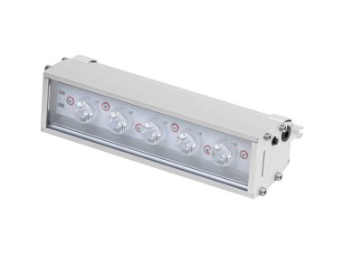 Taşınabilir batarya, beyaz arka planda izole edilmiş alüminyum konutlarda sel ışığı projektörüne yol açtı.