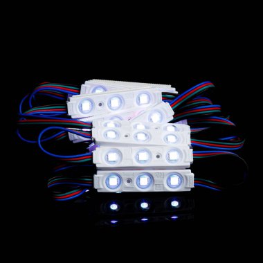 öncü modül siyah arkaplanda parlıyor.