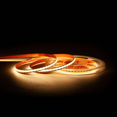 Siyah arka planda parlayan şeritli rulo.