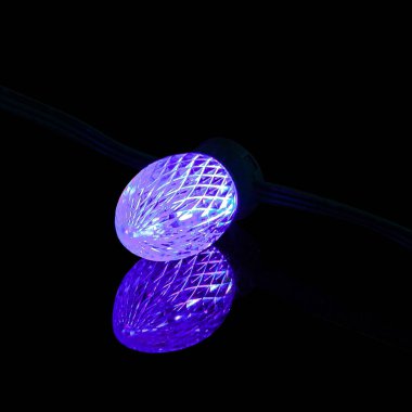 Siyah arkaplanda parıldayan LED yılbaşı ışıkları.