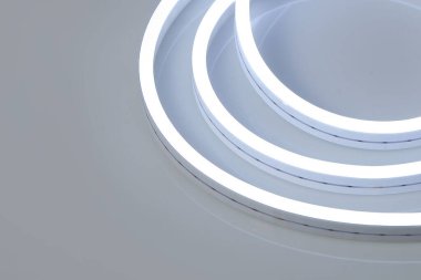 Esnek, soğuk, beyaz, neon ışıklı, arka planda parlıyor..