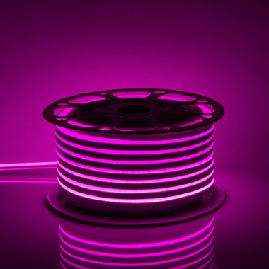 Siyah arkaplanda esnek mor ışıklı neon şerit.