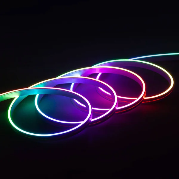Esnek RGB öncülüğünde siyah arkaplanda parlayan neon bantlar.