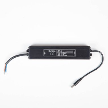 LED sürücü güç kaynağı ac adaptörü beyaz arka planda varil connetor ile siyah konutta.