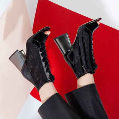 Beyaz arka planda uzun gölgeli kadın ayakkabıları.