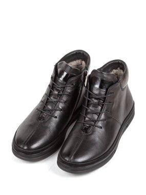 Beyaz arka planda izole edilmiş klasik siyah deri kürk botlar..