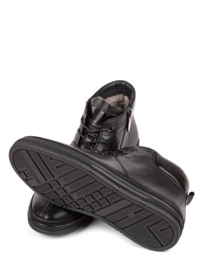 Beyaz arka planda izole edilmiş klasik siyah deri kürk botlar..