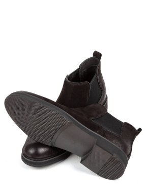 Beyaz arka planda izole edilmiş klasik siyah deri kürk botlar..