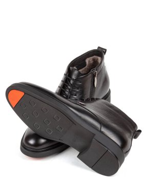 Beyaz arka planda izole edilmiş klasik siyah deri kürk botlar..