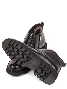 Beyaz arka planda izole edilmiş klasik siyah deri kürk botlar..