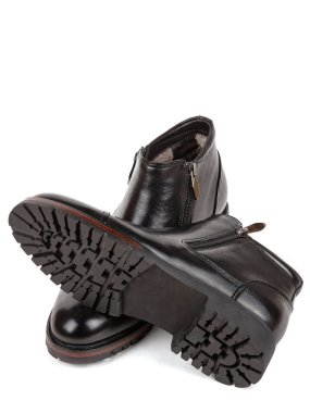 Beyaz arka planda izole edilmiş klasik siyah deri kürk botlar..