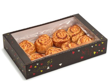 Kutuda süzme peynirli puf böreği