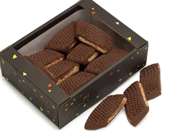 Una caja con galletas arenosas con relleno de frambuesa aislado en el blanco — Foto de Stock