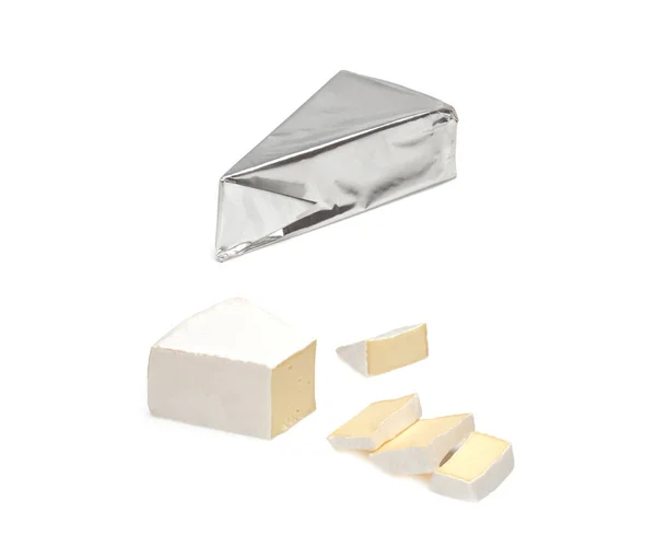Gesneden Brie kaas geïsoleerd op witte achtergrond — Stockfoto