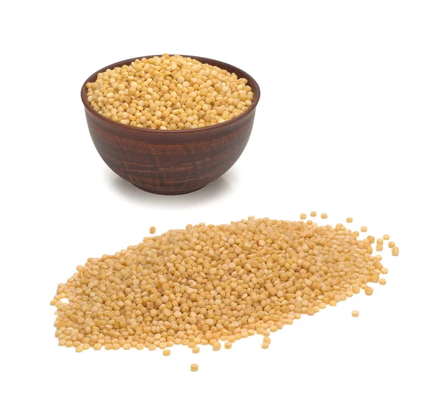 Raw Dry Organic Couscous i en Bowl og på hvit bakgrunn – stockfoto