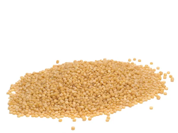 Couscous bio sec cru sur fond blanc — Photo
