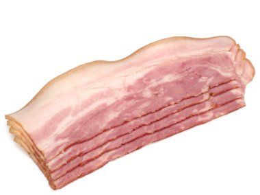 Kaynatılmış domuz eti, beyaz arka planda dilimler halinde kesilmiş. Jambon.