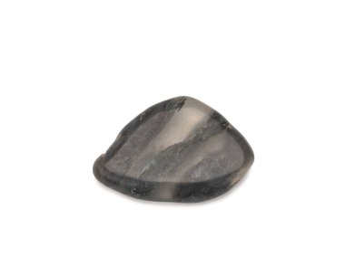 Doğal taşın makro atışı - beyaz arkaplanda izole edilmiş siyah kuvars mineral taş