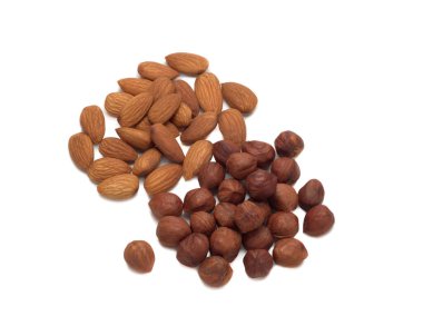 Beyaz arkaplanda yalıtılmış badem ve fındık