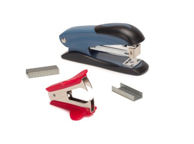 Zımba, zımba çıkarıcı ve zımbaların üst görünümü beyaz arkaplanda izole edilir.