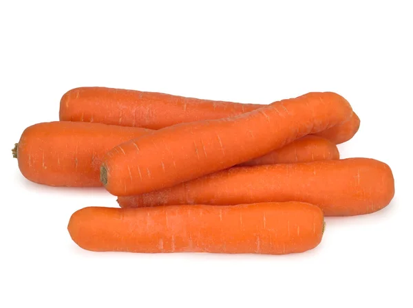 Cenouras lavadas isoladas em fundo branco, close-up — Fotografia de Stock