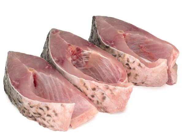 Karpfensteaks auf weißem Hintergrund, Nahaufnahme — Stockfoto