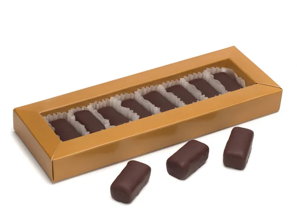 Beyaz arka planda karton kutuda bir çift çikolata şekeri.. — Stok fotoğraf