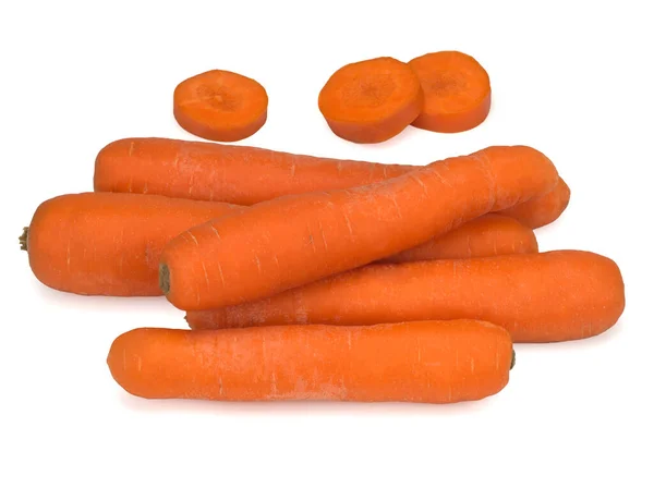 Cenouras lavadas e fatias de cenoura isoladas em fundo branco — Fotografia de Stock