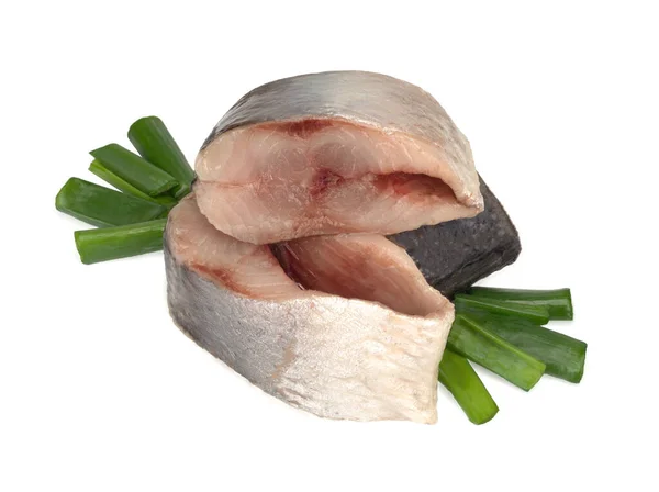 略带咸味的挪威鲱鱼与新鲜的绿色洋葱，被白色背景隔离. — 图库照片