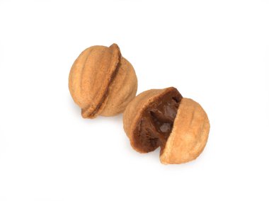 Beyaz arka planda iki tane kumlu kurabiye, kumlu fındık.