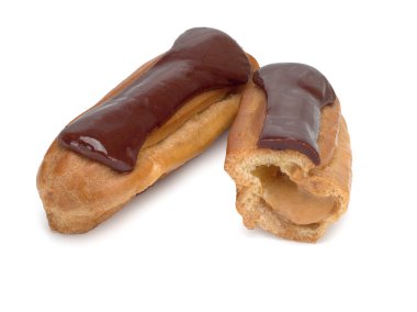 Beyaz arka planda yoğunlaştırılmış sütle doldurulmuş Choux kekleri