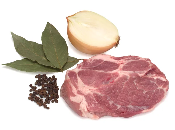 Roh geschnittenes Schweinenackenfleisch mit schwarzem Pfeffer, Zwiebeln und Lorbeer auf weißem Hintergrund — Stockfoto