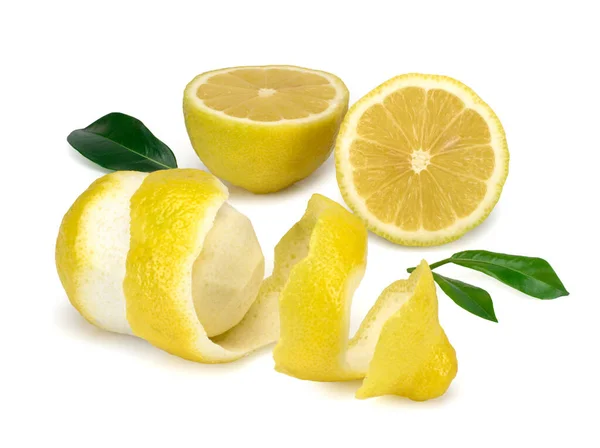 Спелые лимоны, изолированные на белом, близко — стоковое фото