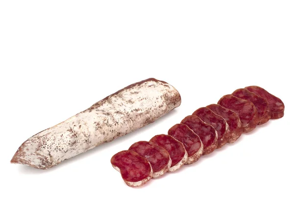 Salsiccia secca sottile tradizionale spagnola Fuet con fette, Close-up, isolata su fondo bianco — Foto Stock